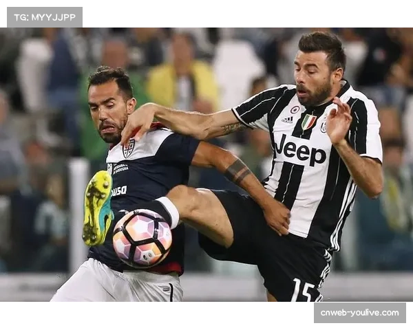 雨天作战，卡利亚里主场工作人员半场紧急修补多处场地积水